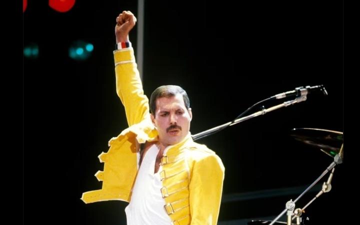 &#039;Queen&#039; eterno: Subastan artículos de Freddie Mercury por su cumpleaños 77