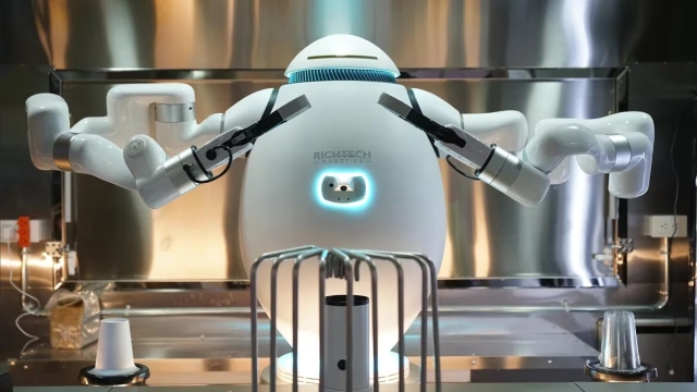 El futuro en tu taza: Robots baristas y bartenders ya son una realidad