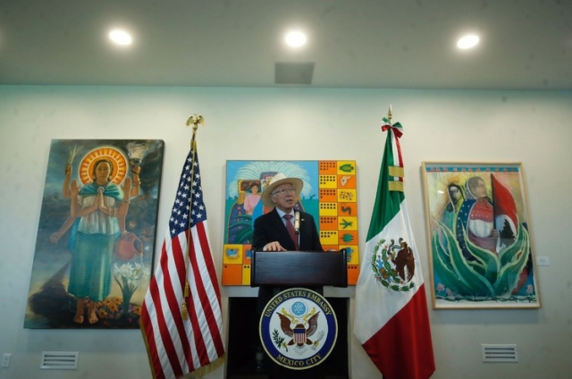 Muro flotante va contra política migratoria de Estados Unidos: Ken Salazar