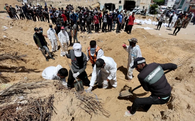 Al menos 310 cadáveres hallados en fosas comunes en Gaza