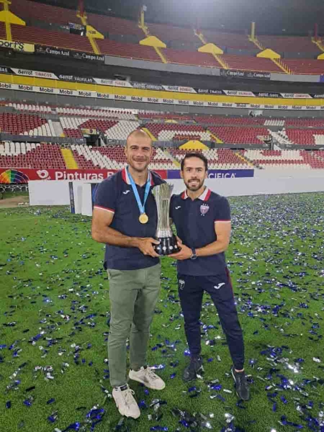 Alfonso Rippa y Arturo Velasco posan orgullosamente el trofeo que los acredita como campeones del Clausura 2024 en la Liga de Expansión; ahora van por el Campeón de Campeones ante Cancún FC.