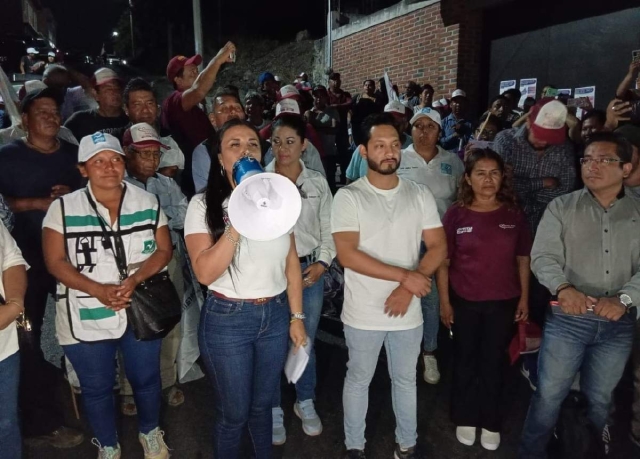 La candidata y sus simpatizantes se presentaron en las oficinas municipales del Impepac para denunciar las presuntas irregularidades.