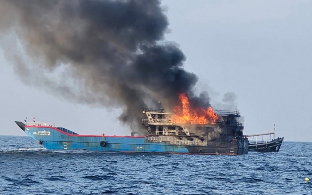 Incendio consume ferry en Tailandia: Pasajeros se lanzan al mar