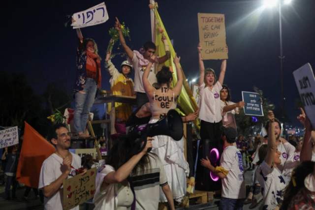 Miles protestan frente a casa del primer ministro israelí Netanyahu