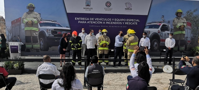 Entrega gobernador vehículos y equipo especial para atención a incendios y rescate
