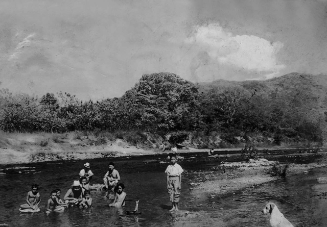 Bañistas del río Huixtla.