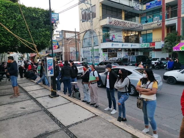 Jóvenes abarrotan puntos de vacunación anticovid en Jiutepec