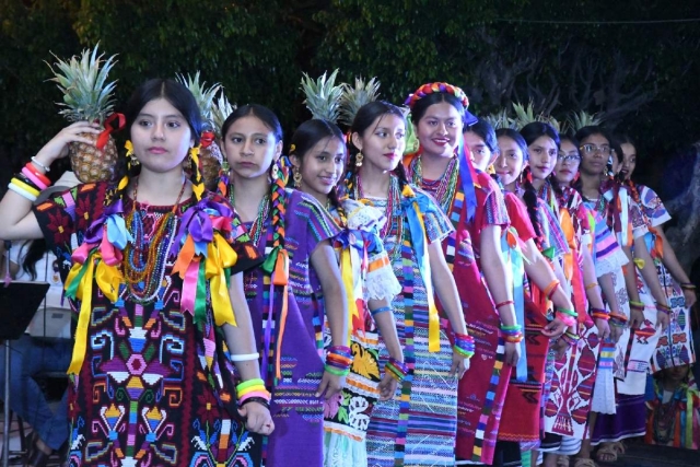 Se presenta la Guelaguetza por festividades del Sitio de Cuautla