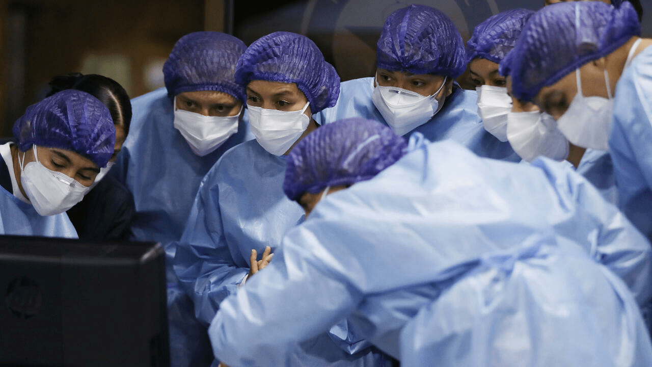 Trabajadores de la salud preparan vacunación con Pfizer en Bogotá, Colombia.