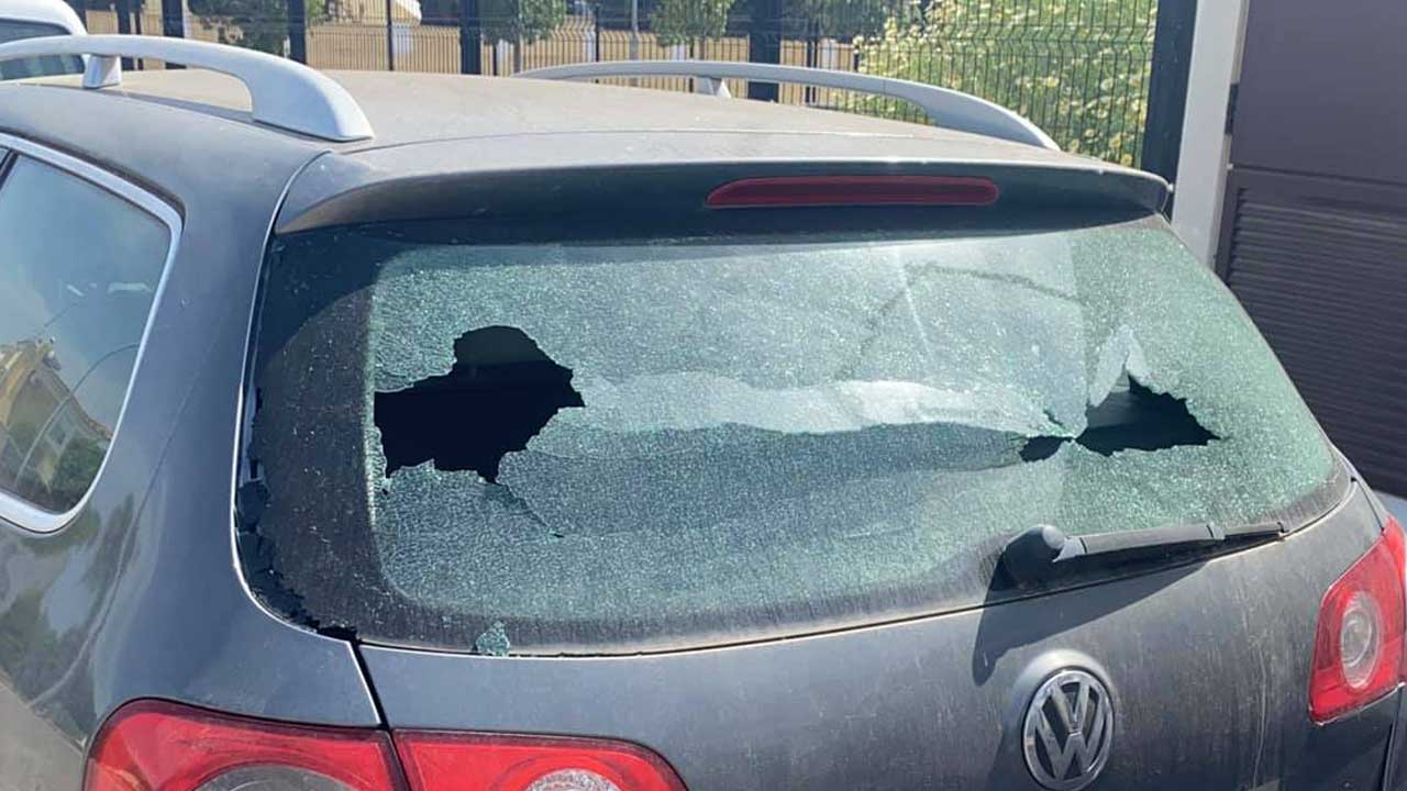 Cristal de un auto roto, por un accidente.