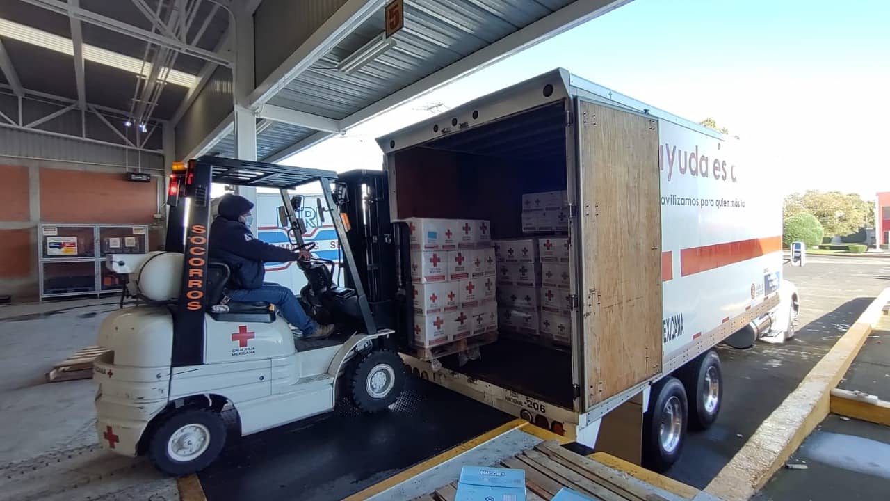 Cruz Roja entrega ayuda humanitaria en Veracruz por paso de Grace.
