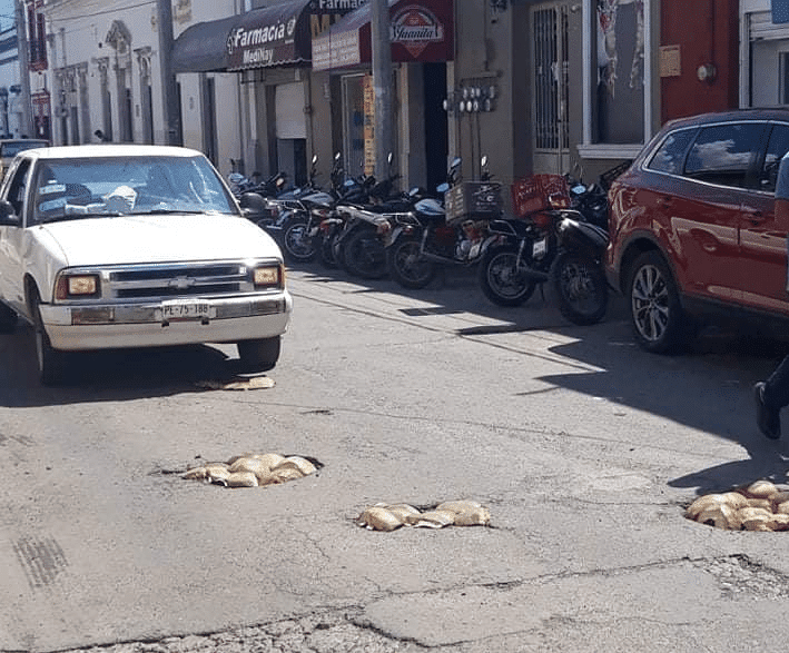 En calles de Nayarit taparon los baches con cocos.