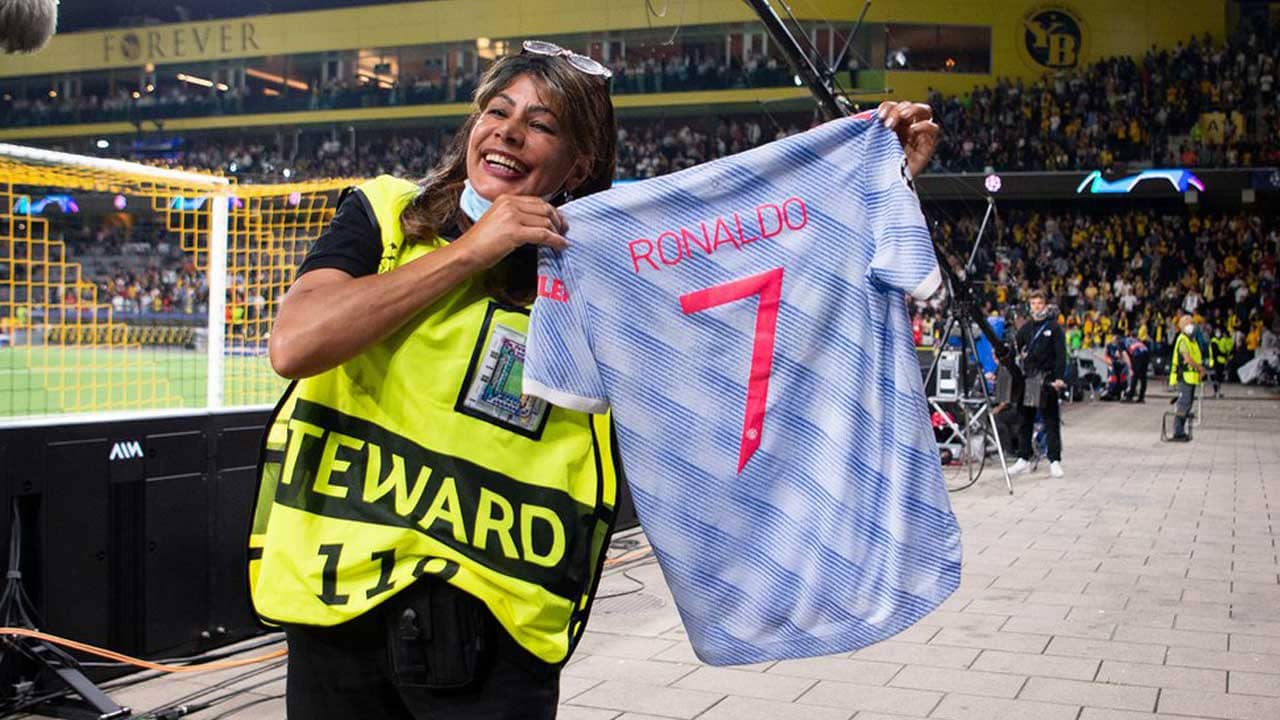 Tras el fuerte golpe que recibió la mujer, CR7 le regalo su playera.