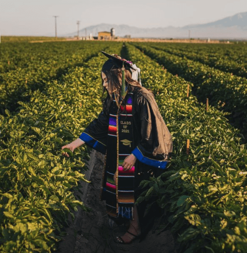 Jennifer combinó sus estudios con la labor de agricultura.