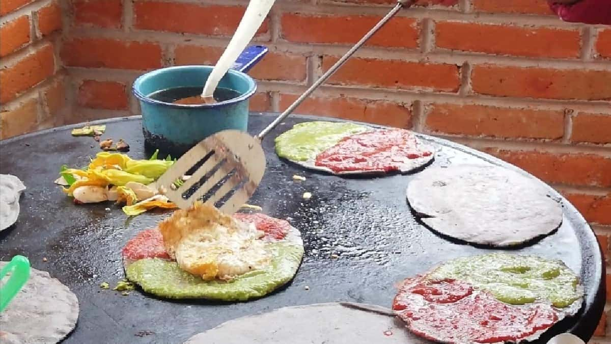 La gordita es de frijol con salsa verde y roja, con un huevo que simula el socavón.