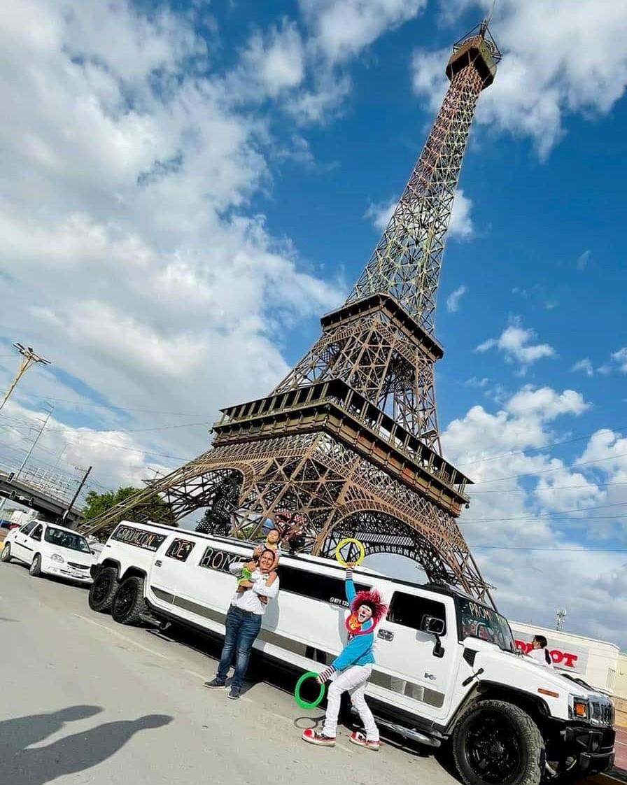 Romeo festeja en la Torre Eiffel