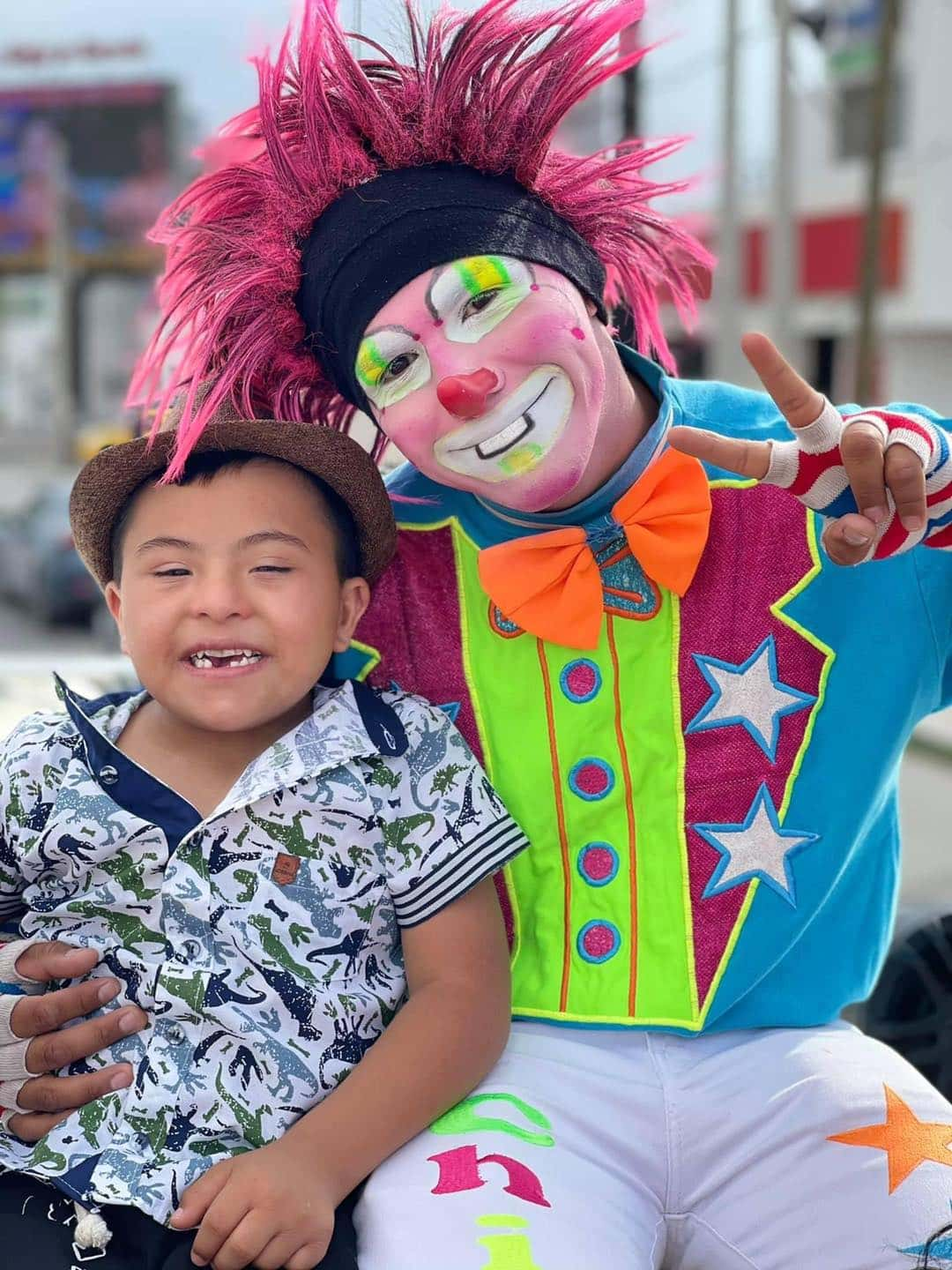 Romeo festejó su graduación con payasos y muchos regalos.