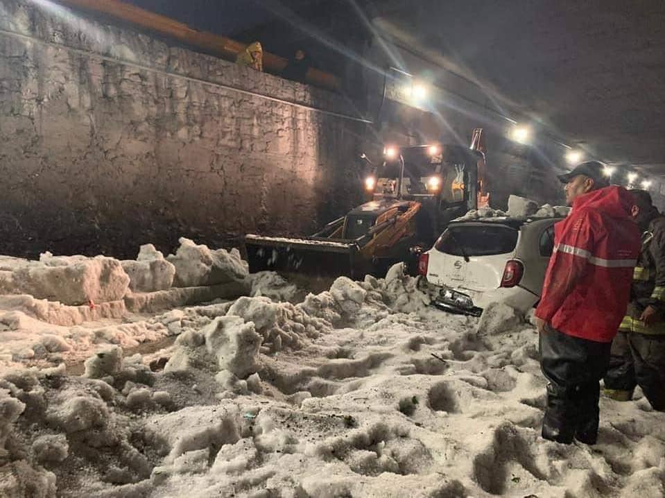 Muere hombre tras quedar atrapado en su auto por bloque de hielo.