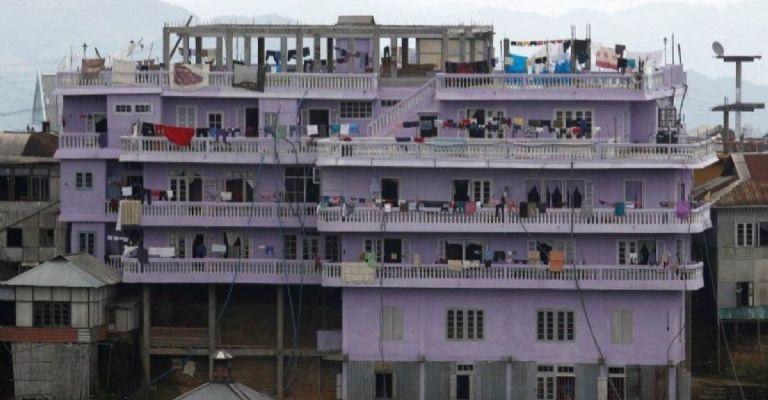 La casa es de cuatro pisos y al menos 100 habitaciones.