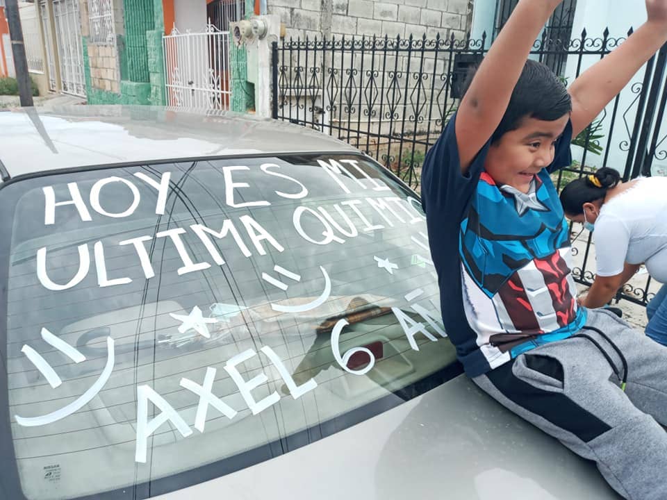 Niño celebra su última Quimioterapia