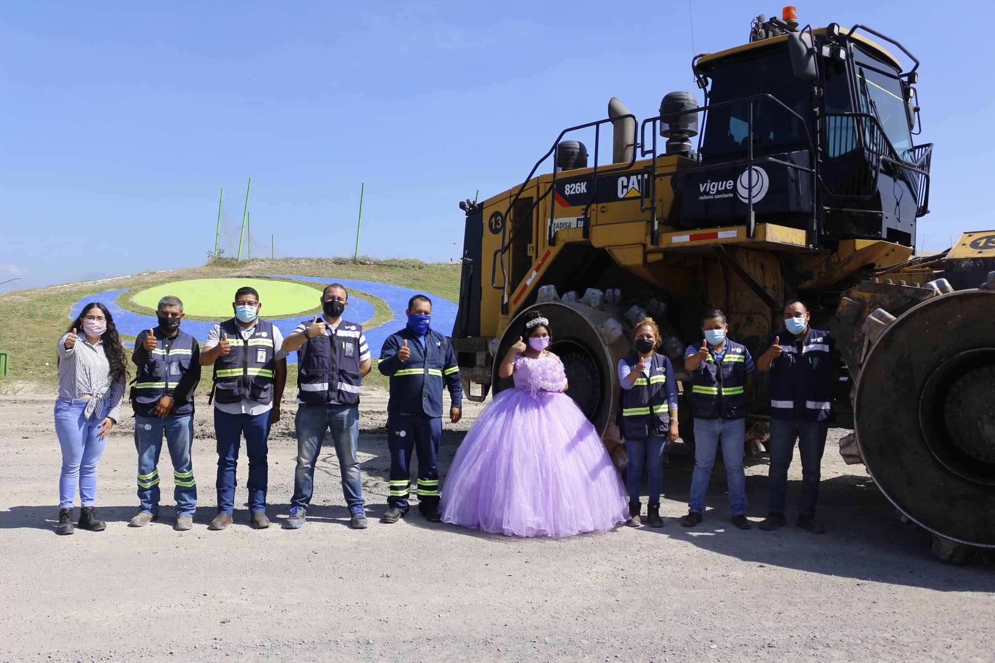 Quinceañera hace su sesión de fotos en lugar donde trabaja su papá.