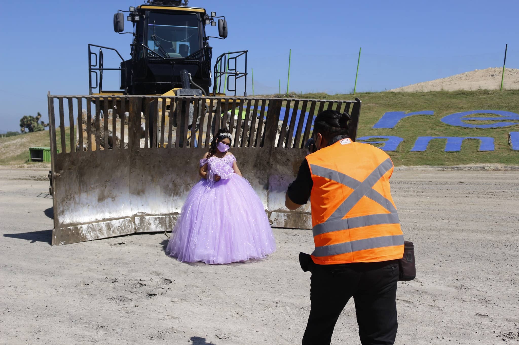 Quinceañera hace su sesión de fotos en lugar donde trabaja su papá.