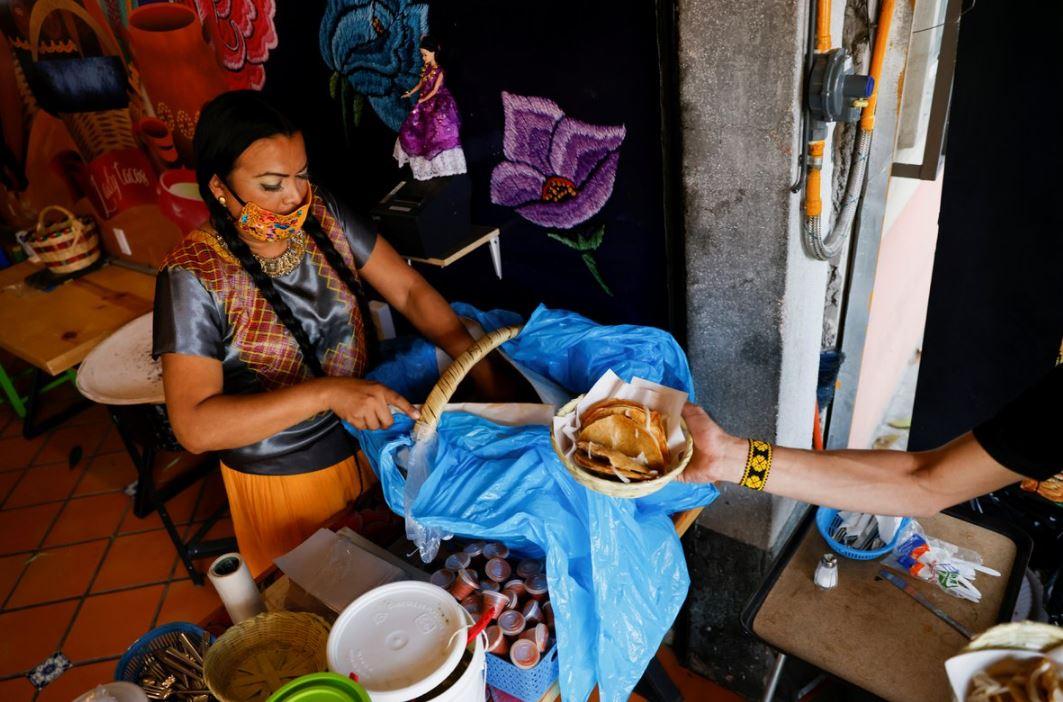 Marven atiende a sus clientes es su nuevo restaurante.