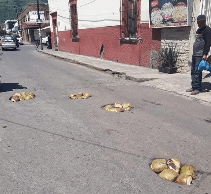 En calles de Nayarit taparon los baches con cocos.