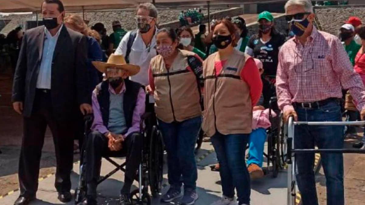 Expresidente de México recibe vacuna COVID en la UNAM.