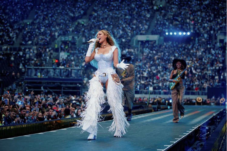 Beyoncé durante su gira Cowboy Carter en el Tottenham Hotspur Stadium de Londres el 5 de junio. Reuters.