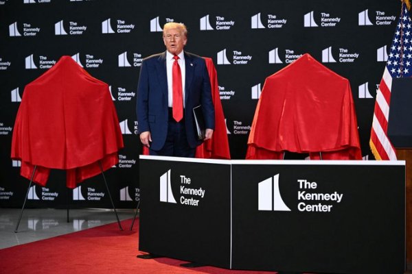 El texto traducido al español es: "El presidente Donald Trump llega para hablar en la presentación de los nominados a los Kennedy Center Honors el miércoles. Mandel Ngan/AFP/Getty Images"