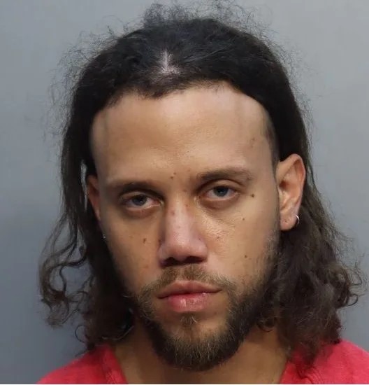 Fotografía cedida que muestra al cantante puertorriqueño Jhayco posando para un registro policial de arresto por presunta posesión de drogas este martes, en Miami (EE.UU.). EFE/ Departamento de Corrección y Rehabilitación del Condado de Miami-Dade