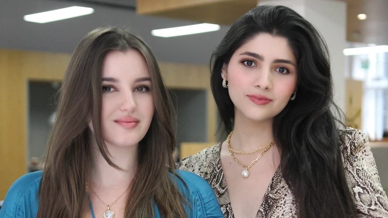 Andreea Petrescu y Valentina González, ambas de 25 años, se conocieron cuando estudiaban arquitectura; llevan dos años dirigiendo Seraphinne Vallora./ Seraphinne Vallora