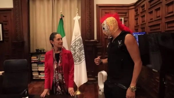 captura de pantalla YT:  PelucheEn ElEstuche: CLAUDIA SHEINBAUM #alVolante Edición “los presidenciables” capítulo 1 sin censura!