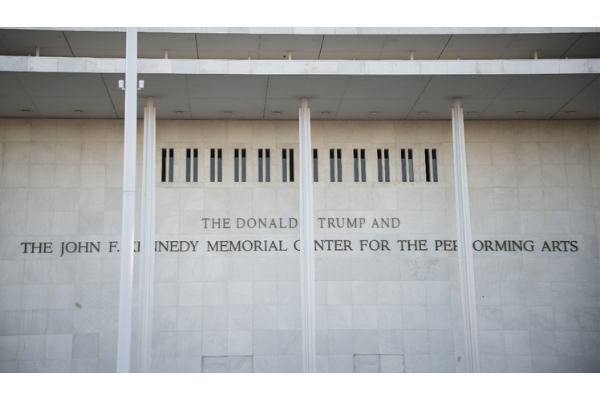 Una vista del John F. Kennedy Center for the Performing Arts, que fue recientemente renombrado como The Donald J. Trump and John F. Kennedy Memorial Center for the Performing Arts en Washington, DC, el 29 de diciembre de 2025. Celal Gunes/Anadolu vía Getty Images.