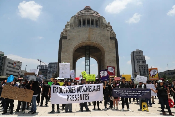 Actores, productores, traductores e ingenieros de audio protestan contra la IA. EFE/ Mario Guzmán