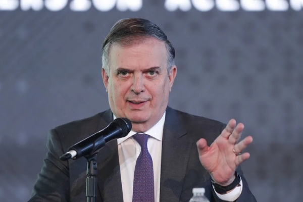 El secretario de Economía de México, Marcelo Ebrard, habla en una rueda de prensa, en Ciudad de México (México). EFE/ Isaac Esquivel