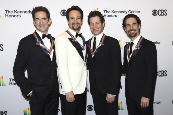 De izquierda a derecha, Andy Blankenbuehler, Lin-Manuel Miranda, Thomas Kail y Alex Lacamoire asisten a los 41 Premios Anuales del Kennedy Center en el Kennedy Center en Washington el 2 de diciembre de 2018.