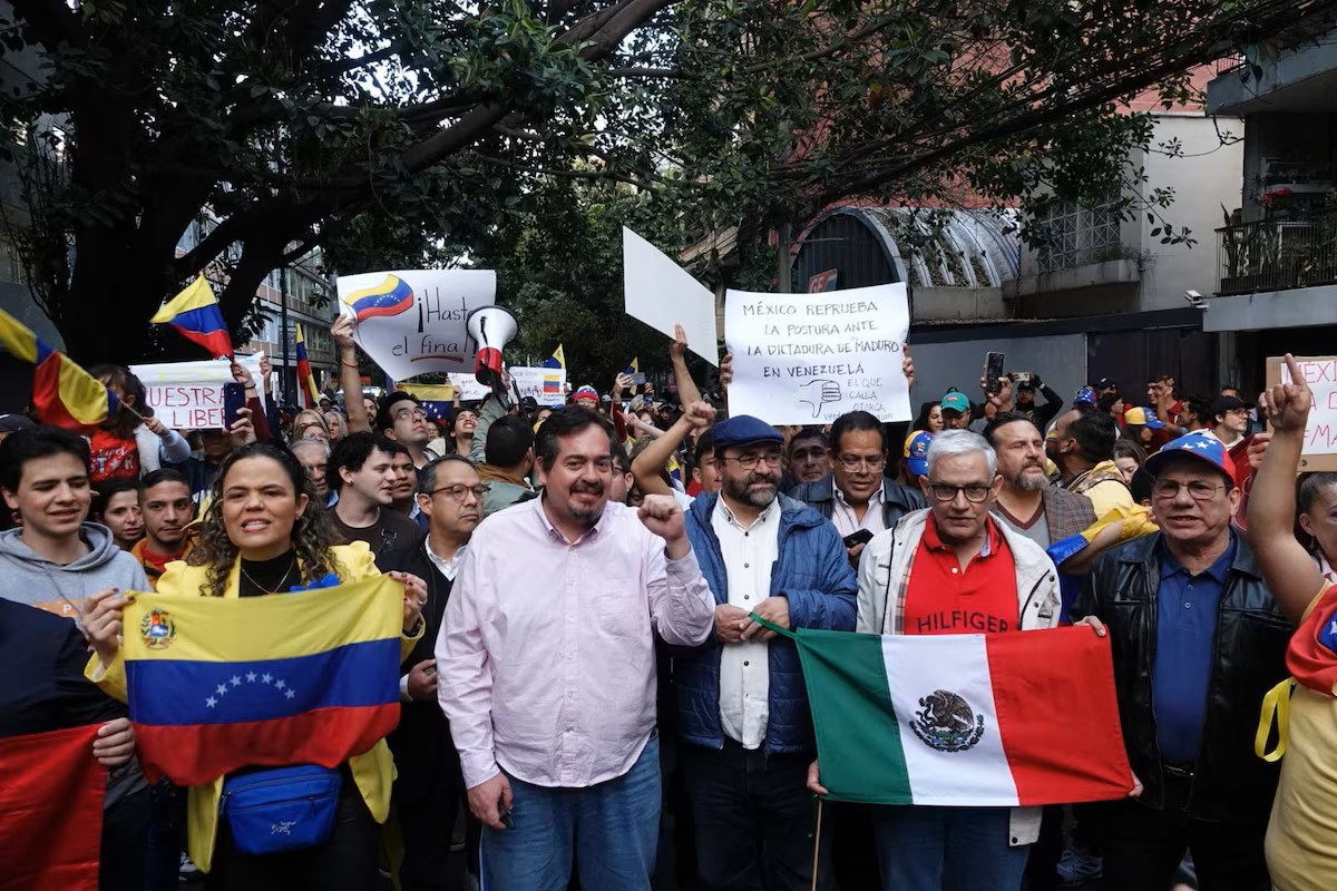 Mexicanos también se unieron a las protestas contra Nicolás Maduro a las afueras de la embajada venezolana ubicada en la CDMX (Foto: Cuartoscuro).