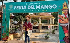 En puerta, Feria del Mango en Coatlán del Río
