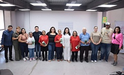 Diez personas recibieron su visa para visitar a sus hijos que están en los Estados Unidos desde hace más diez años. 