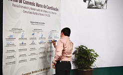 Los alcaldes firmaron su adhesión al programa con el que podrán mejorar las instalaciones para la práctica del fútbol.