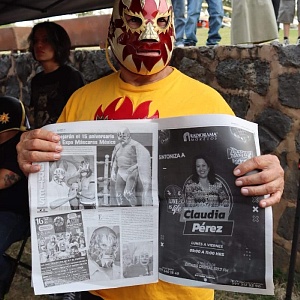 La leyenda de la lucha libre, Solar, firmó la edición número 11 mil 131 de La Unión de Morelos, en la que apareció como parte de la promoción del 15 Aniversario de la Expo Máscaras México.