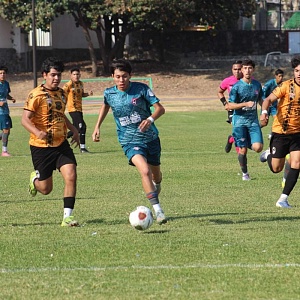  La escuadra local salió a presionar desde el silbatazo inicial.