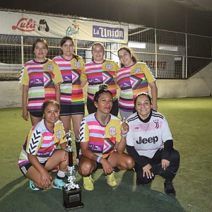 La escuadra Kínder Sorpresa es bicampeona del Torneo Femenil Dominical de la cancha La Cascada.
