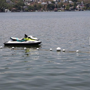 El carril de nado para aguas abiertas y triatlón en lago.