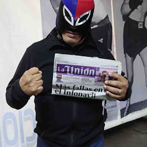  “El Mosco de la Merced” se tomó la foto con una de nuestras ediciones. 