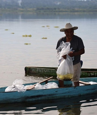  Pescadores de Coatetelco esperan repunte en ventas