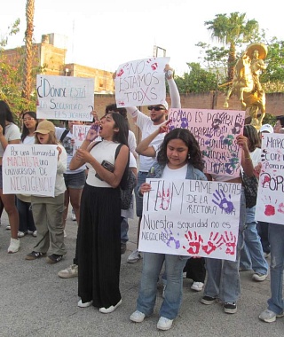 Los universitarios de la región sur se sumaron a las exigencias de mayor seguridad y justicia en el caso de sus compañeras desaparecidas.