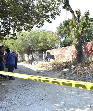 La diligencia comenzó con la demolición de parte de la barda perimetral del panteón. 